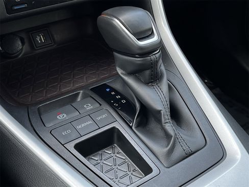 Used 2024 Toyota RAV4 Limited image 17