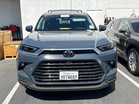 Used 2025 Toyota Grand Highlander AWD image 2