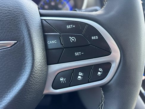 Used 2024 Chrysler Pacifica Touring-L FWD image 16
