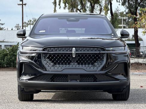 Used 2025 Lincoln Nautilus Premier w/ Jet Appearance Package image 9