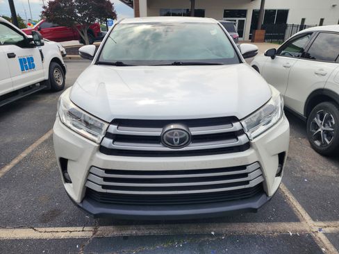 Used 2017 Toyota Highlander LE FWD image 2