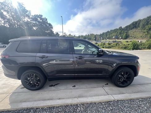 New 2025 Jeep Grand Cherokee L Altitude image 2