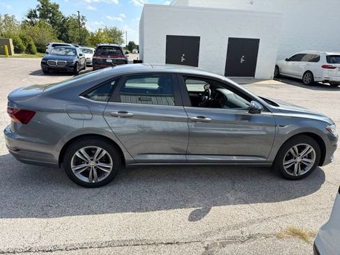 Used 2019 Volkswagen Jetta R-Line w/ R-Line Cold Weather Package FWD image 4