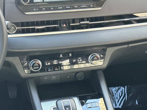 Used 2024 Mitsubishi Outlander 4WD Plug-In Hybrid image 10