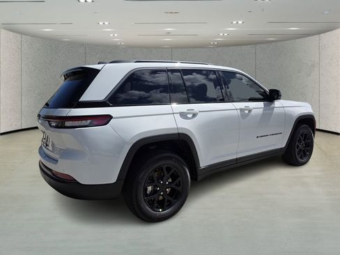 New 2026 Jeep Grand Cherokee Altitude RWD image 4