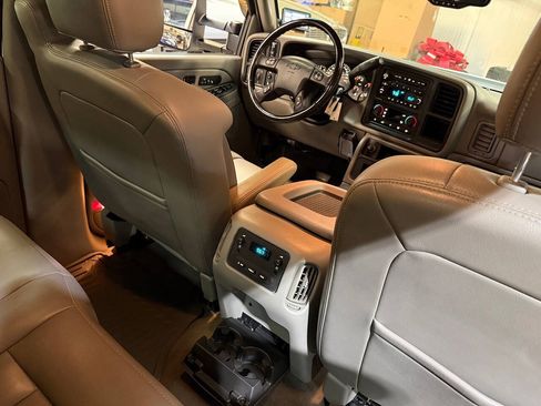 Used 2006 Chevrolet Silverado 2500 LT w/ Heavy-Duty Power Package AWD/4WD image 44