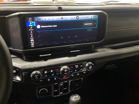 Used 2024 Jeep Wrangler Unlimited Sahara w/ Technology Group AWD/4WD image 4