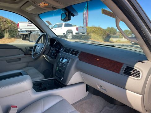 Used 2011 GMC Yukon XL SLT image 29