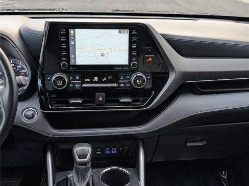 Used 2022 Toyota Highlander XLE image 19