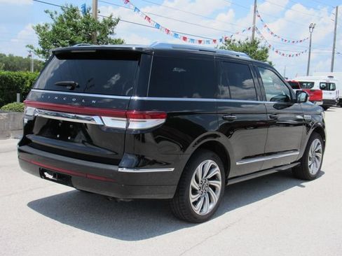 Used 2023 Lincoln Navigator Reserve AWD/4WD image 4