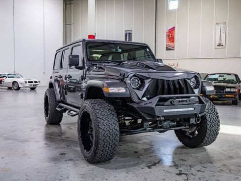 Used 2019 Jeep Wrangler Unlimited Sahara AWD/4WD image 9