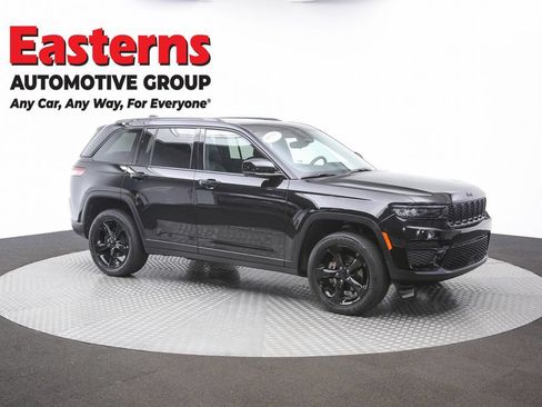Used 2024 Jeep Grand Cherokee Laredo AWD/4WD image 49