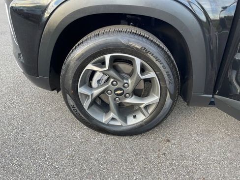 Used 2025 Chevrolet Trax LT w/ LT Convenience Package FWD image 21