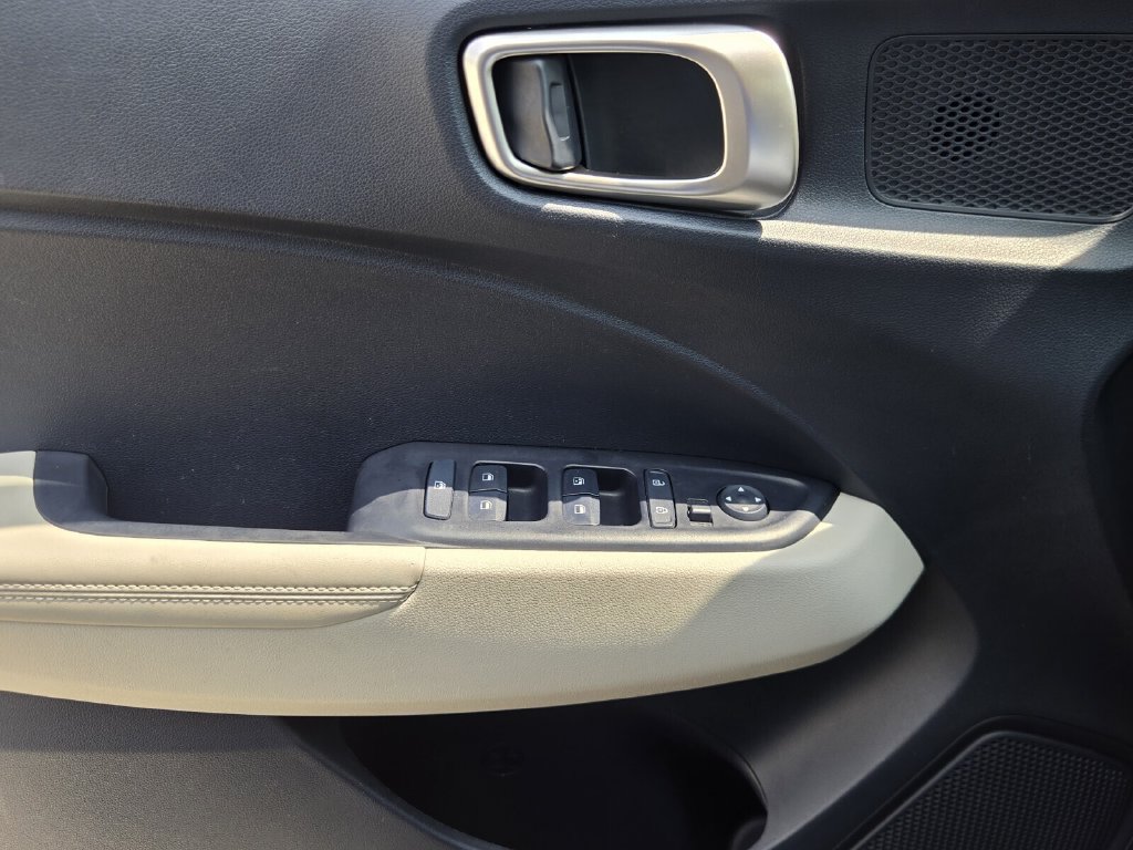 Used 2023 Hyundai Venue Limited FWD image 26