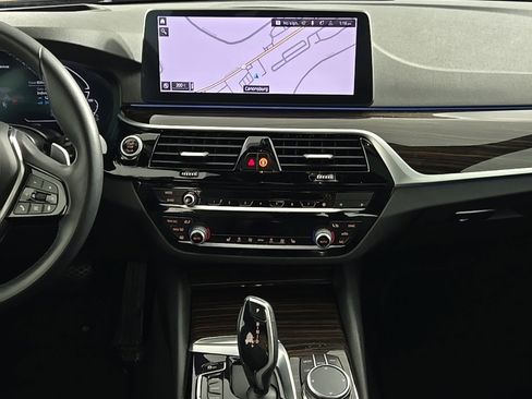 Used 2023 BMW 530e xDrive w/ Premium Package image 19