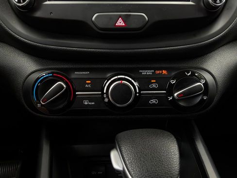 Used 2025 Kia Soul LX w/ LX Technology Package FWD image 25