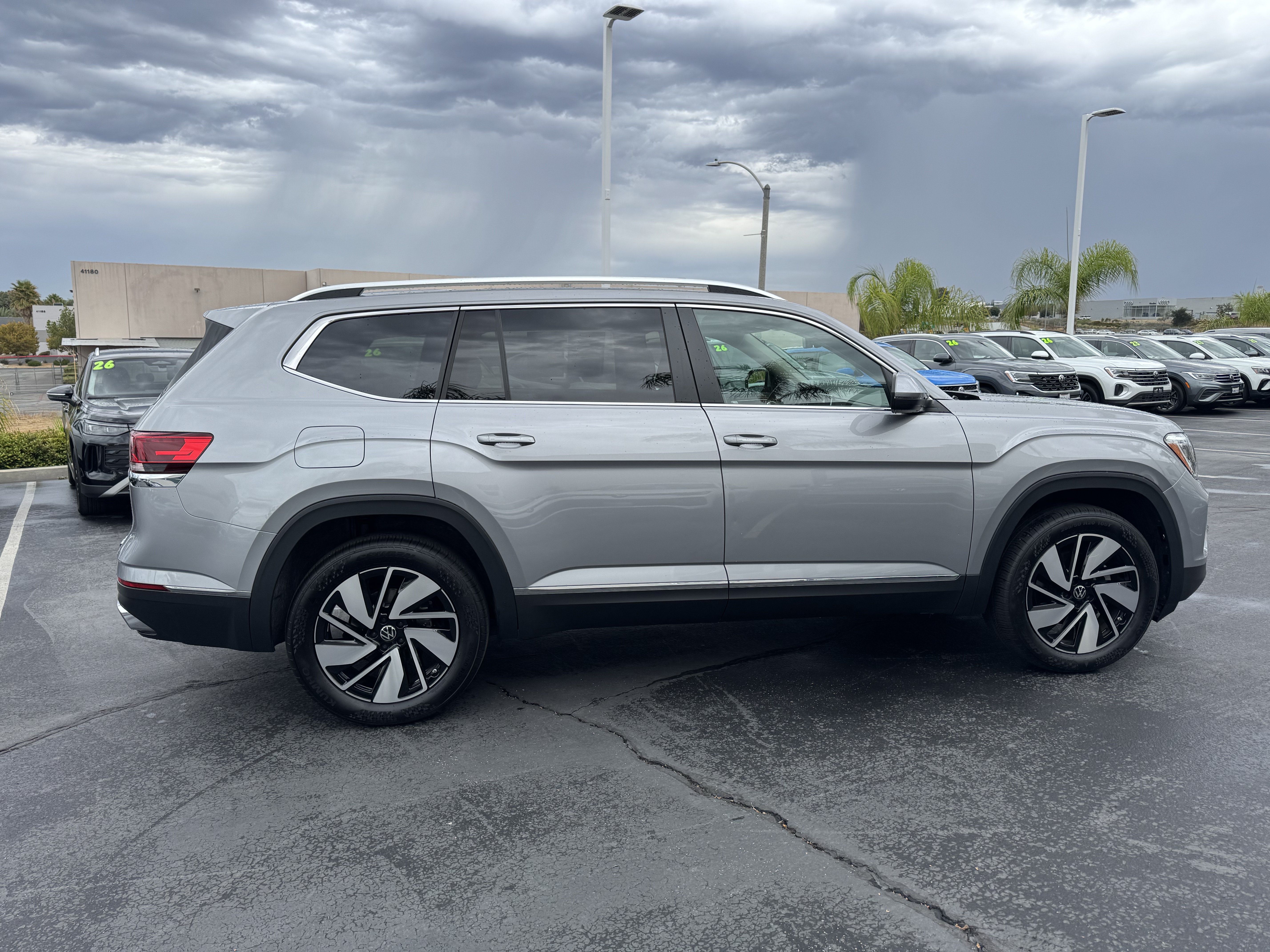 Used 2025 Volkswagen Atlas SEL AWD/4WD image 10