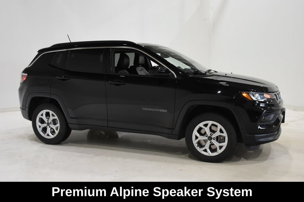 Used 2025 Jeep Compass Latitude w/ Sun & Sound Group AWD/4WD image 3