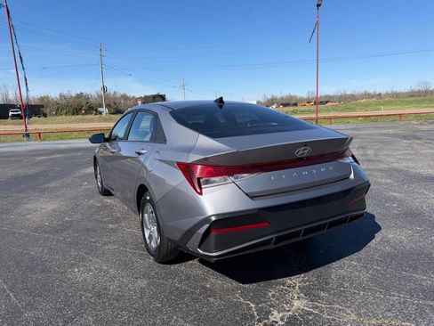 Used 2025 Hyundai Elantra SE image 8