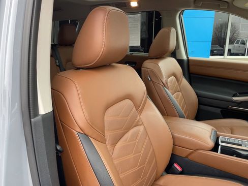 Used 2025 Nissan Pathfinder Platinum w/ Cargo Package image 28