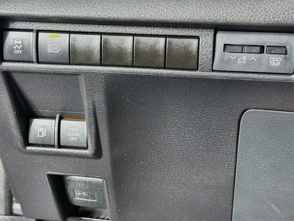Used 2025 Toyota Sienna XLE FWD image 15