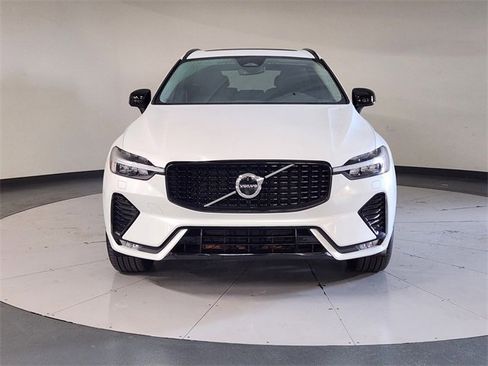 Used 2025 Volvo XC60 B5 Core image 9