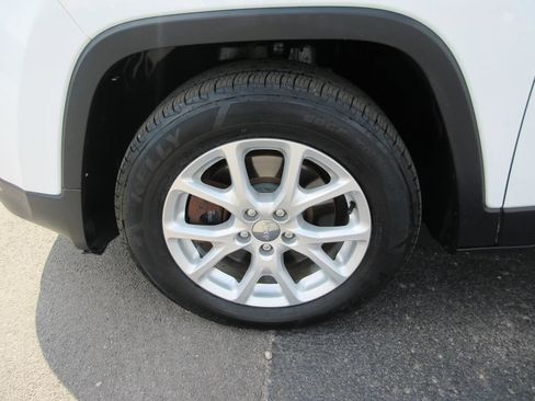 Used 2015 Jeep Cherokee Latitude w/ Cold Weather Group FWD image 14