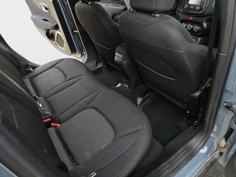 Used 2016 Jeep Renegade Latitude FWD image 12