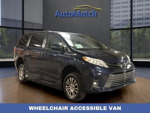 Used 2019 Toyota Sienna XLE image 1