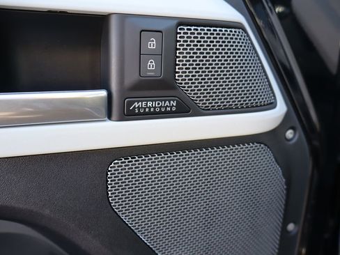 Used 2023 Land Rover Defender 90 X-Dynamic SE image 11