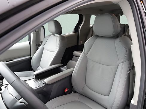 Certified 2024 Toyota Sienna Limited image 19