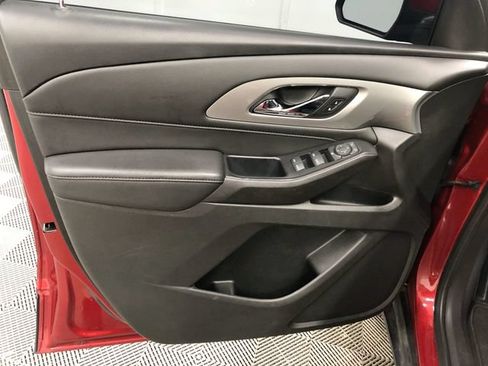 Used 2022 Chevrolet Traverse LT FWD image 12