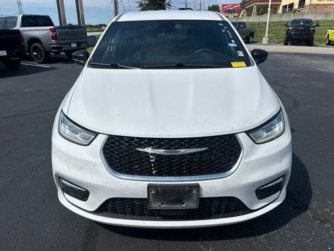 Used 2025 Chrysler Pacifica Select FWD image 2
