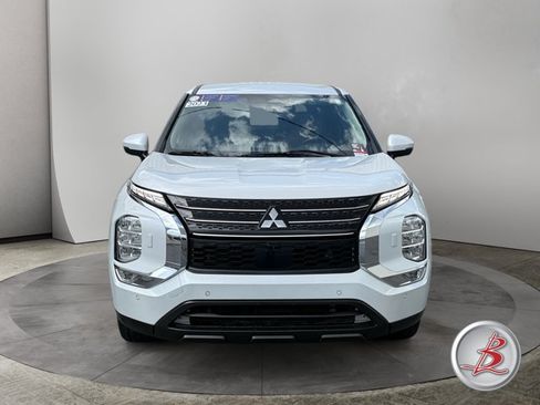 Used 2023 Mitsubishi Outlander SE AWD/4WD image 2