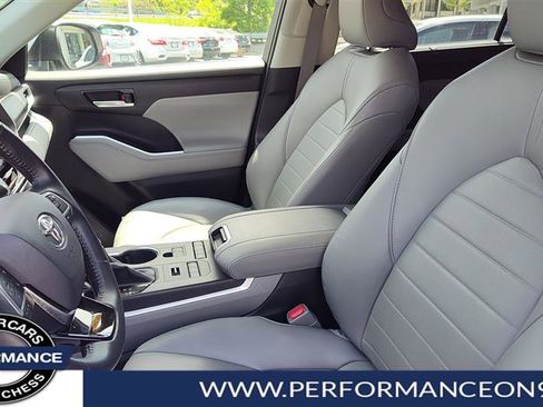 Used 2020 Toyota Highlander XLE image 12