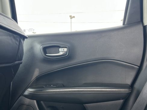 Used 2018 Jeep Compass Latitude image 27