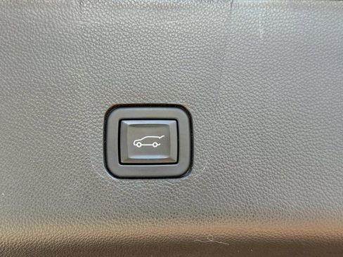 Used 2023 Chevrolet Traverse LT image 19