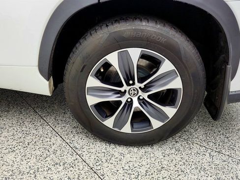 Used 2022 Toyota Highlander XLE AWD/4WD image 9