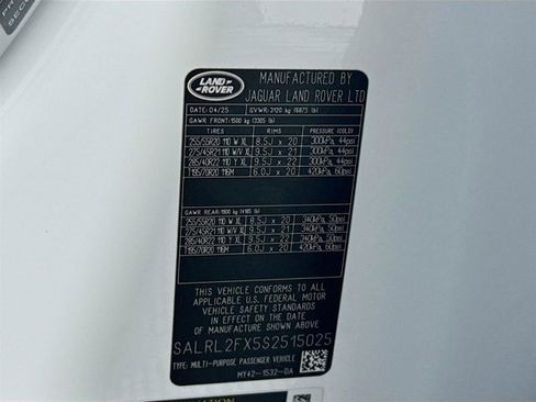 Used 2025 Land Rover Discovery Dynamic SE image 34