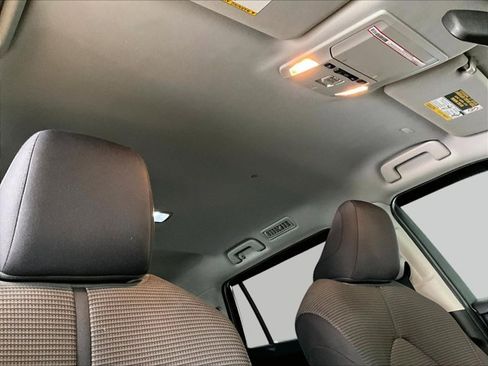 Used 2022 Toyota Highlander LE FWD image 17