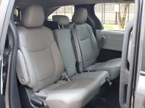 Used 2025 Toyota Sienna XLE FWD image 22