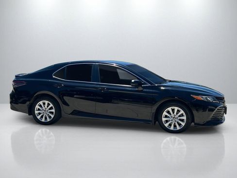 Used 2018 Toyota Camry LE FWD image 4