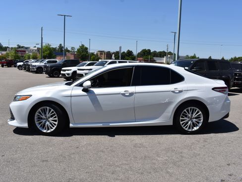 Used 2019 Toyota Camry XLE image 6