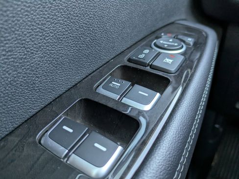 Used 2017 Kia Sorento EX image 19