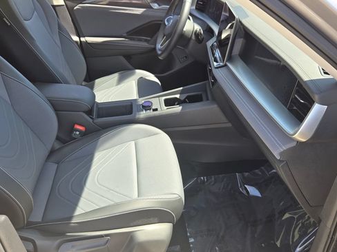 Certified 2025 Volkswagen Tiguan SE w/ Panoramic Sunroof Package AWD/4WD image 18