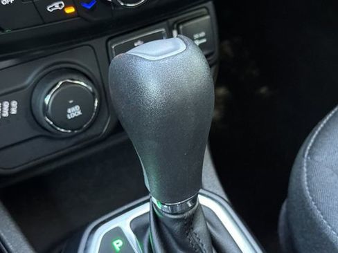 Used 2023 Jeep Renegade Latitude AWD/4WD image 34