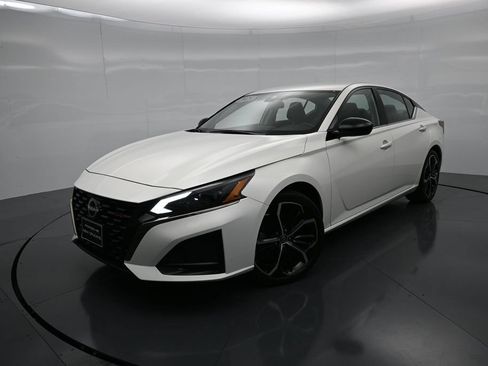 Used 2025 Nissan Altima 2.5 SR FWD image 1