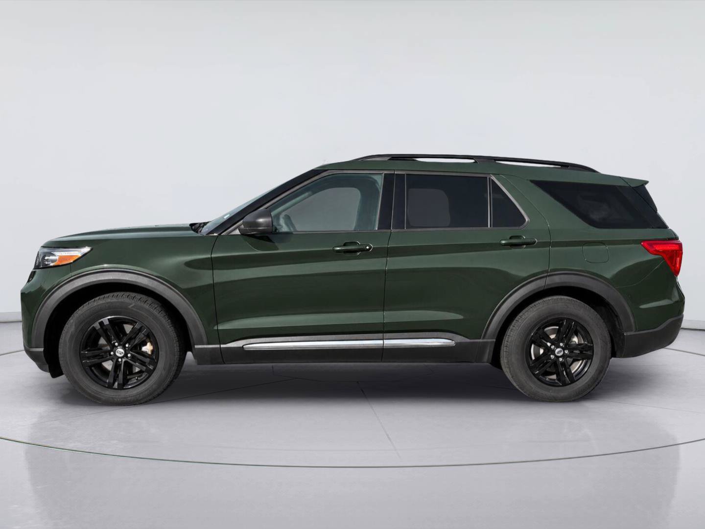 Used 2024 Ford Explorer XLT RWD image 5