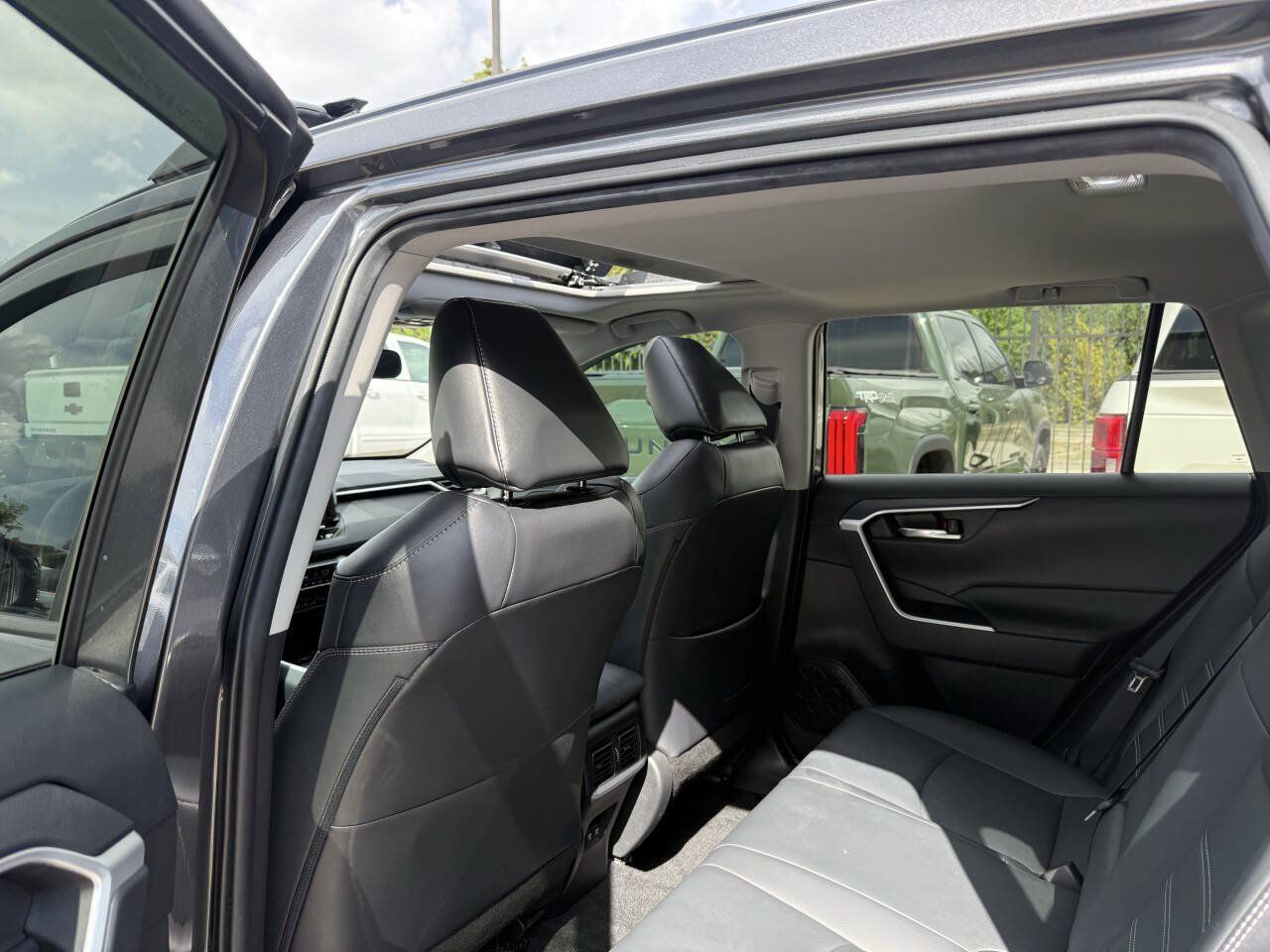 Used 2021 Toyota RAV4 XLE Premium FWD image 12