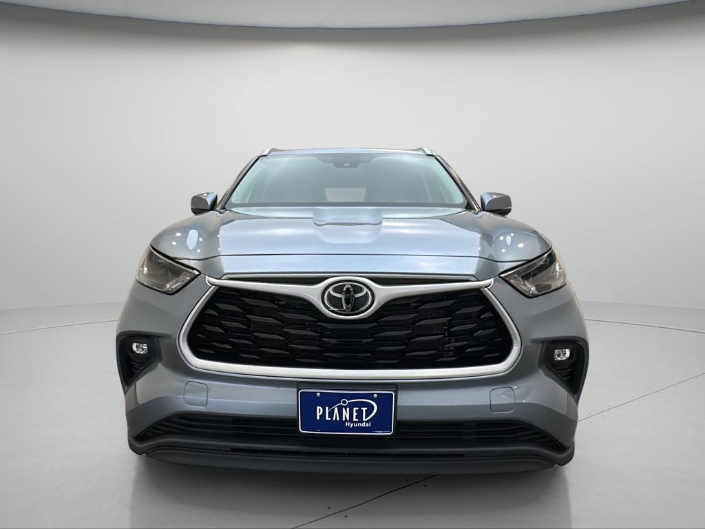 Used 2022 Toyota Highlander XLE AWD/4WD image 5